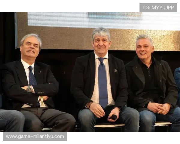 AC米兰夺冠庆典的精彩片段，展现球队团结奋战的精神风貌